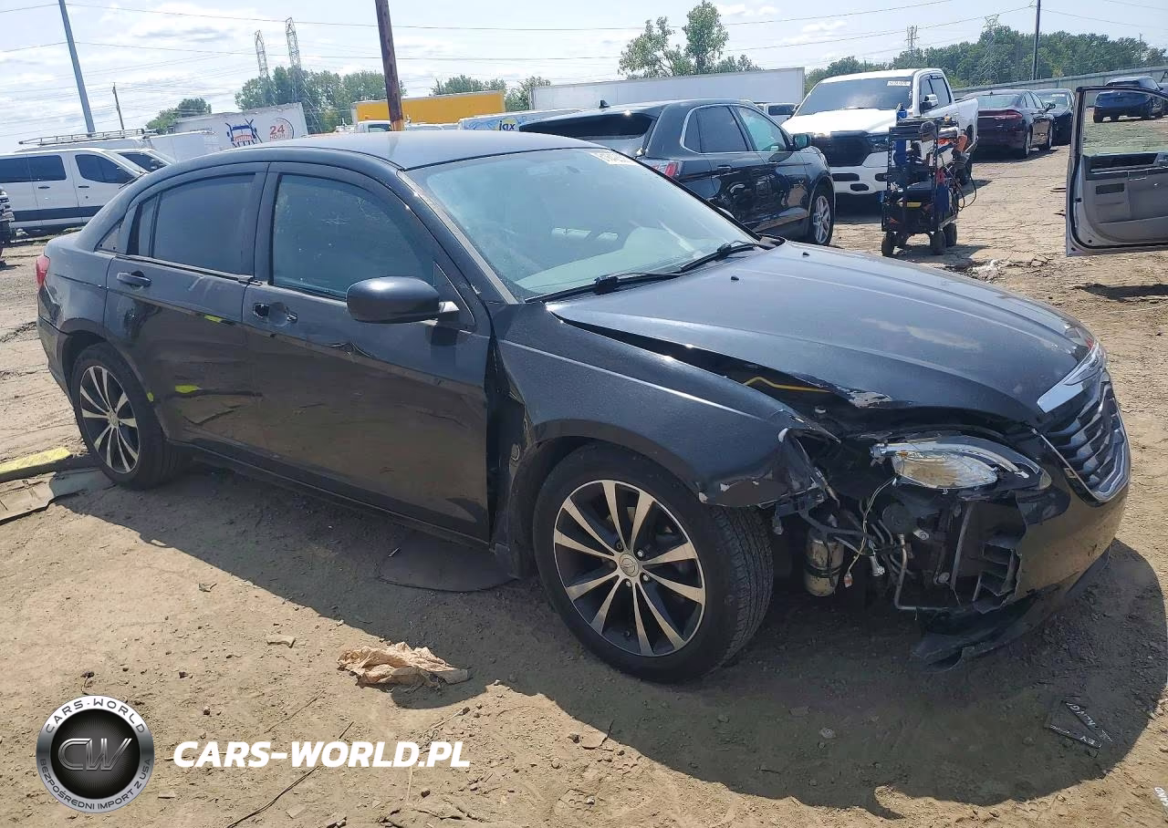 2014 Chrysler 200 Touring VIN:1C3CCBBGXEN132188 - 4