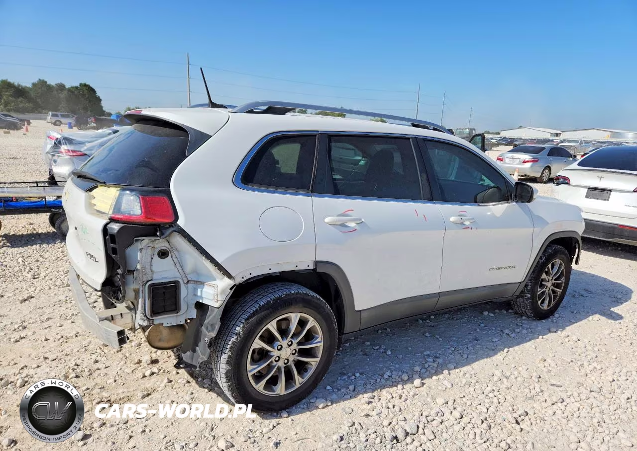 2019 Jeep Cherokee Latitude Plus VIN:1C4PJMLBXKD273488 - 3