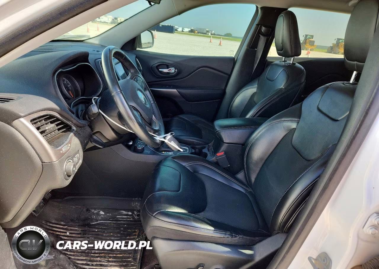 2019 Jeep Cherokee Latitude Plus VIN:1C4PJMLBXKD273488 - 7