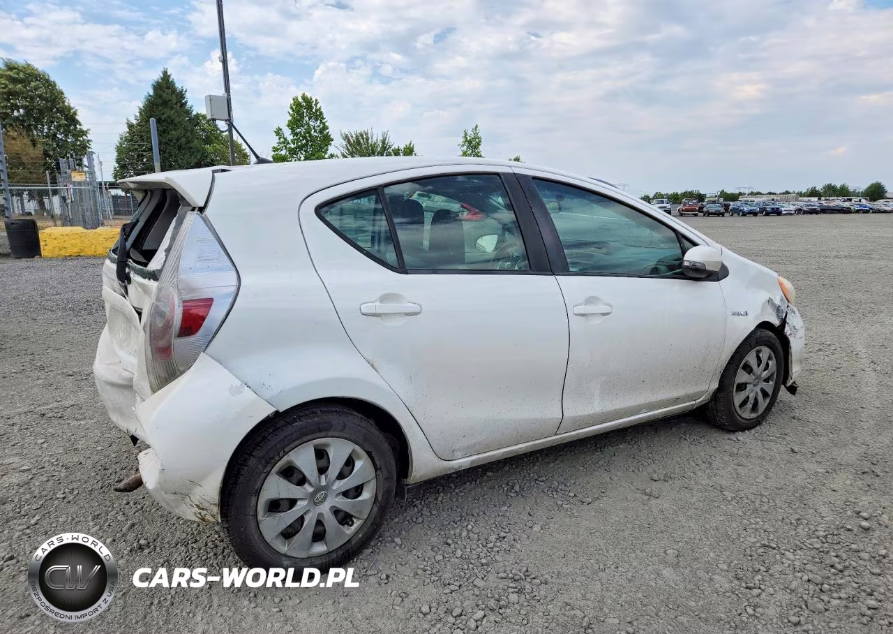 2013 Toyota Prius C One VIN:JTDKDTB37D1037956 - 3