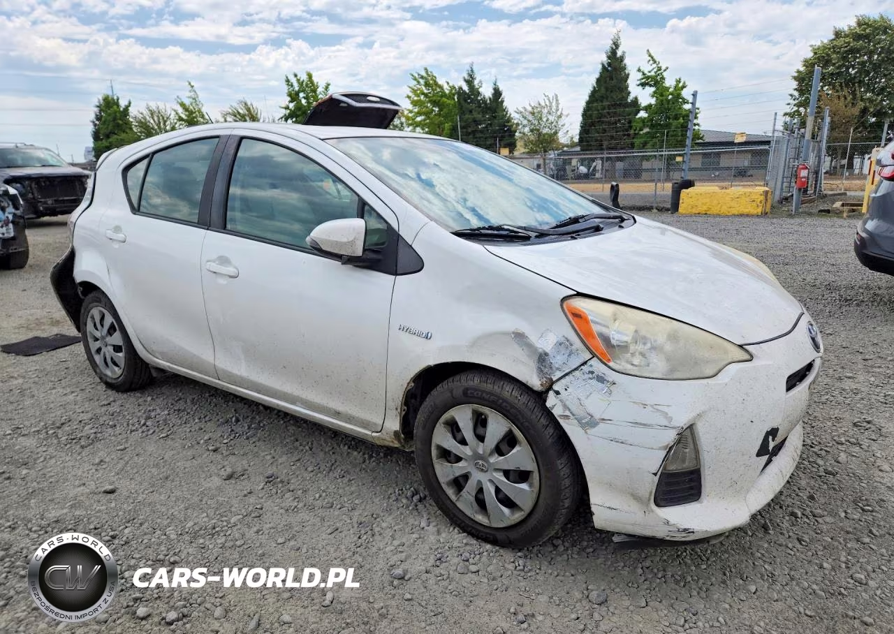 2013 Toyota Prius C One VIN:JTDKDTB37D1037956 - 4
