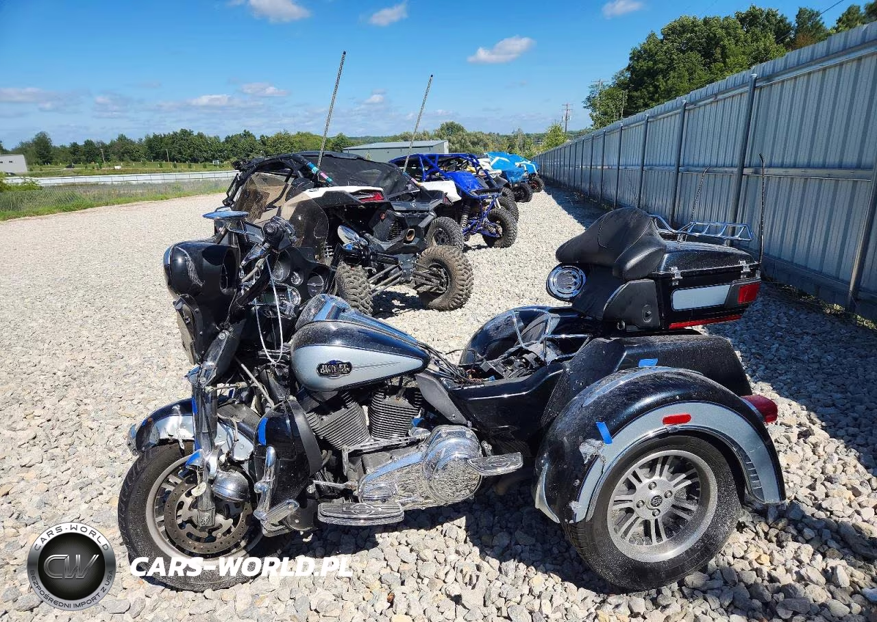2012 Harley-Davidson Flhtcutg Tri Glide Ultra Classic VIN:1HD1MAM10CB856522 - 3