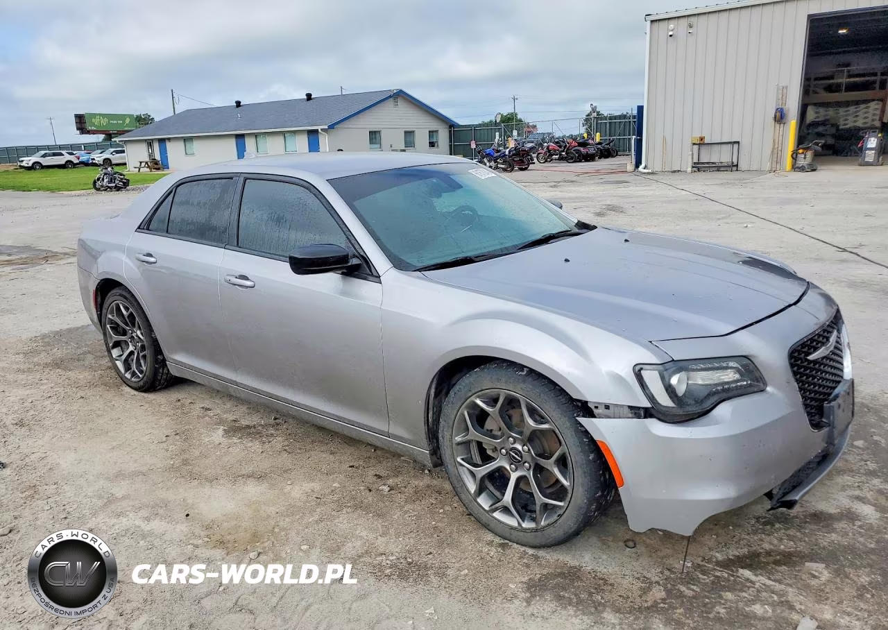 2018 Chrysler 300 Touring VIN:2C3CCAAG5JH264547 - 4