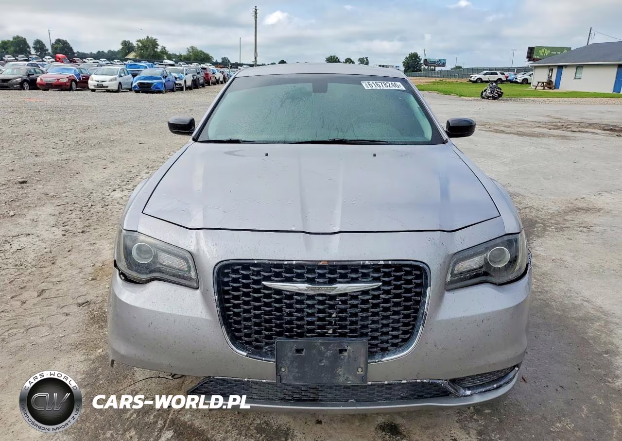 2018 Chrysler 300 Touring VIN:2C3CCAAG5JH264547 - 5
