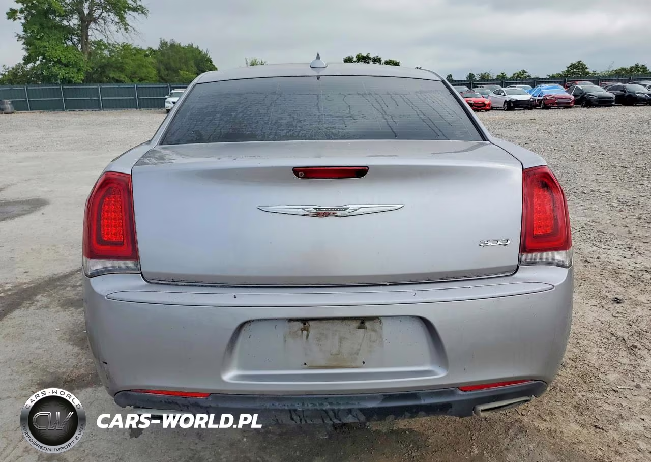 2018 Chrysler 300 Touring VIN:2C3CCAAG5JH264547 - 6