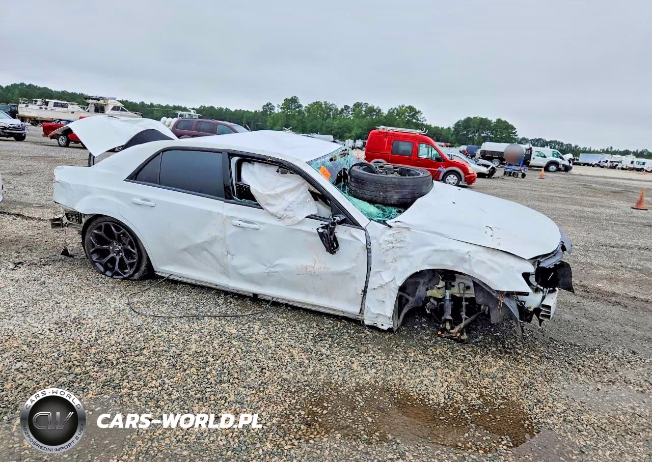 2019 Chrysler 300 Touring VIN:2C3CCAAG6KH694007 - 4