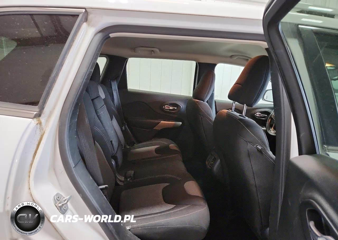 2018 Jeep Cherokee Latitude VIN:1C4PJMCX7JD501702 - 11