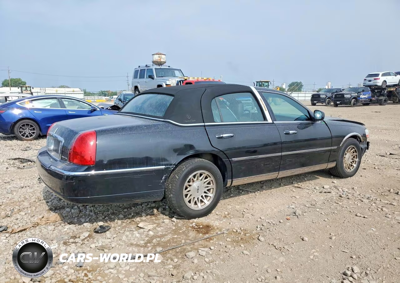 2007 Lincoln Town Car Signature VIN:1LNHM81W67Y624188 - 3