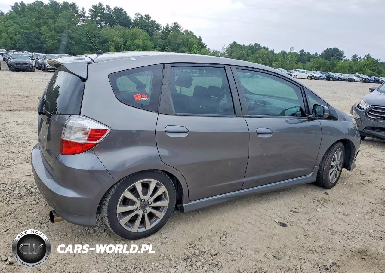 2013 Honda Fit Sport VIN:JHMGE8H57DC041324 - 3