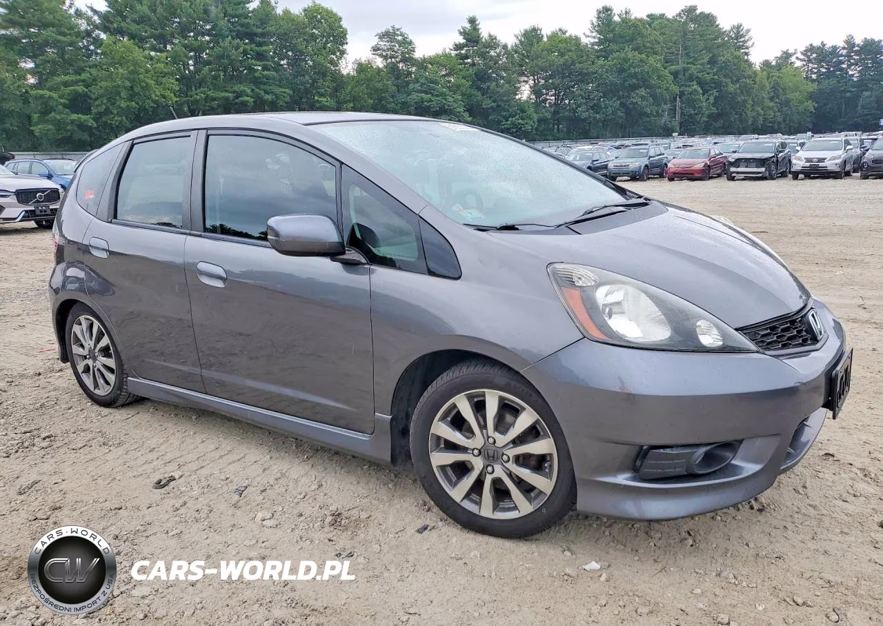 2013 Honda Fit Sport VIN:JHMGE8H57DC041324 - 4