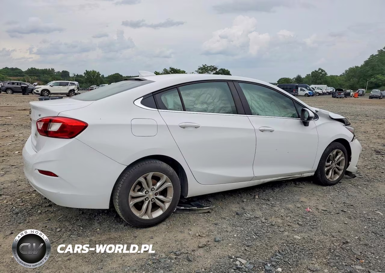 2019 Chevrolet Cruze Lt VIN:1G1BE5SM6K7118015 - 3