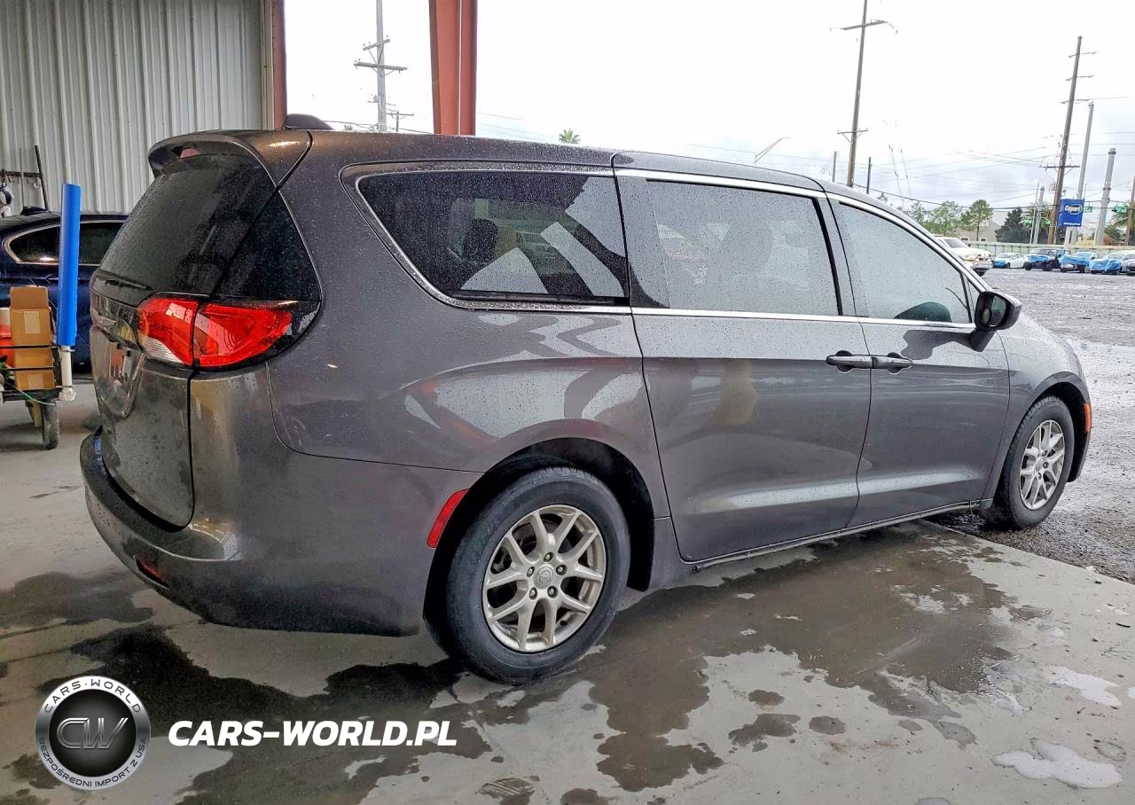 2017 Chrysler Pacifica Touring VIN:2C4RC1DG6HR503920 - 3
