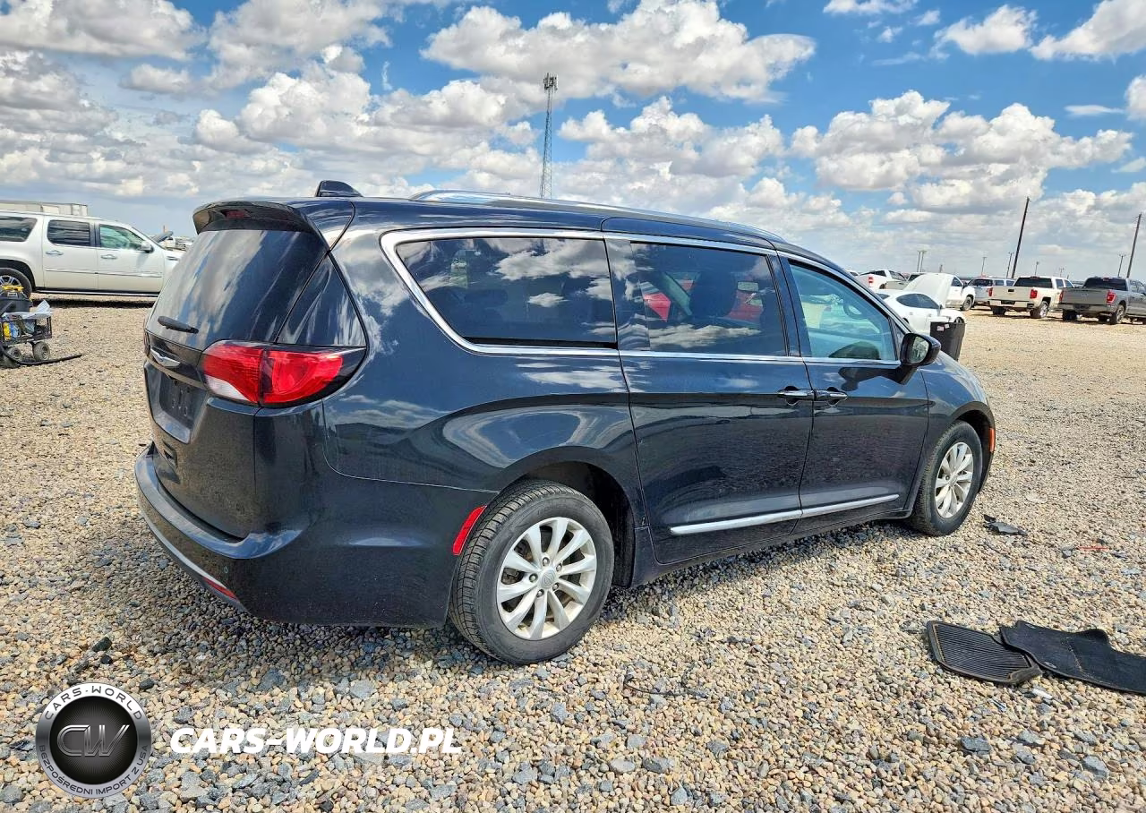 2019 Chrysler Pacifica Touring L VIN:2C4RC1BG4KR650473 - 3
