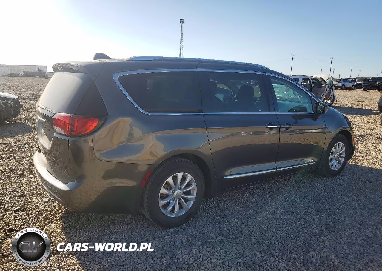 2018 Chrysler Pacifica Touring L VIN:2C4RC1BG7JR148877 - 3