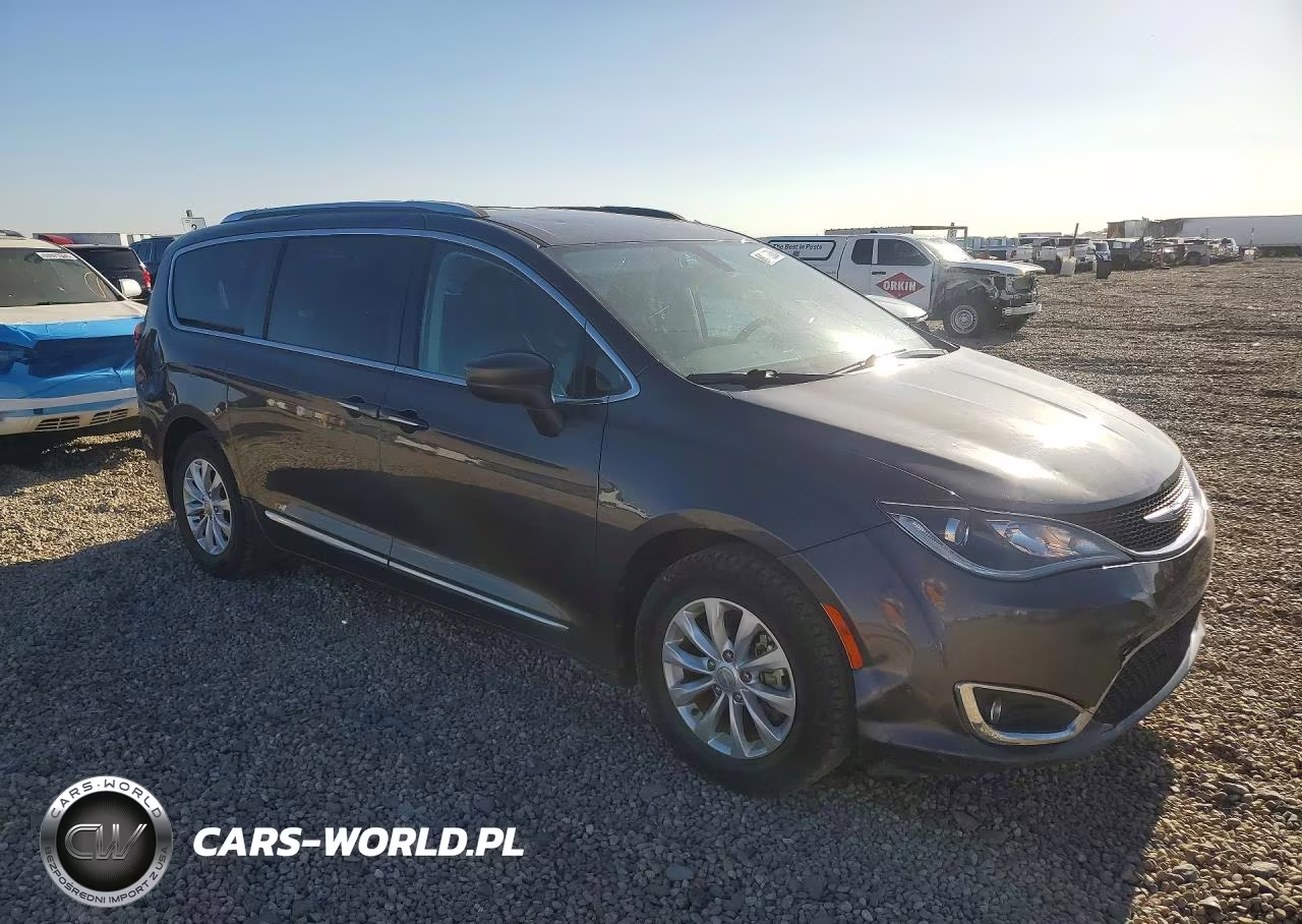 2018 Chrysler Pacifica Touring L VIN:2C4RC1BG7JR148877 - 4