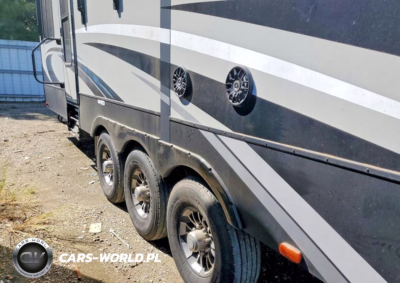 2018 Heartland Cyclone Camper VIN:5SFCG4335JE358864 - 9