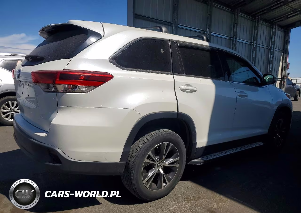 2019 Toyota Highlander Le VIN:5TDZZRFH1KS300015 - 3