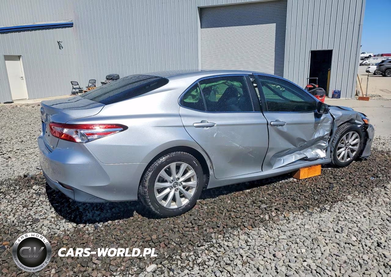 2018 Toyota Camry Le VIN:JTNB11HK4J3038943 - 3