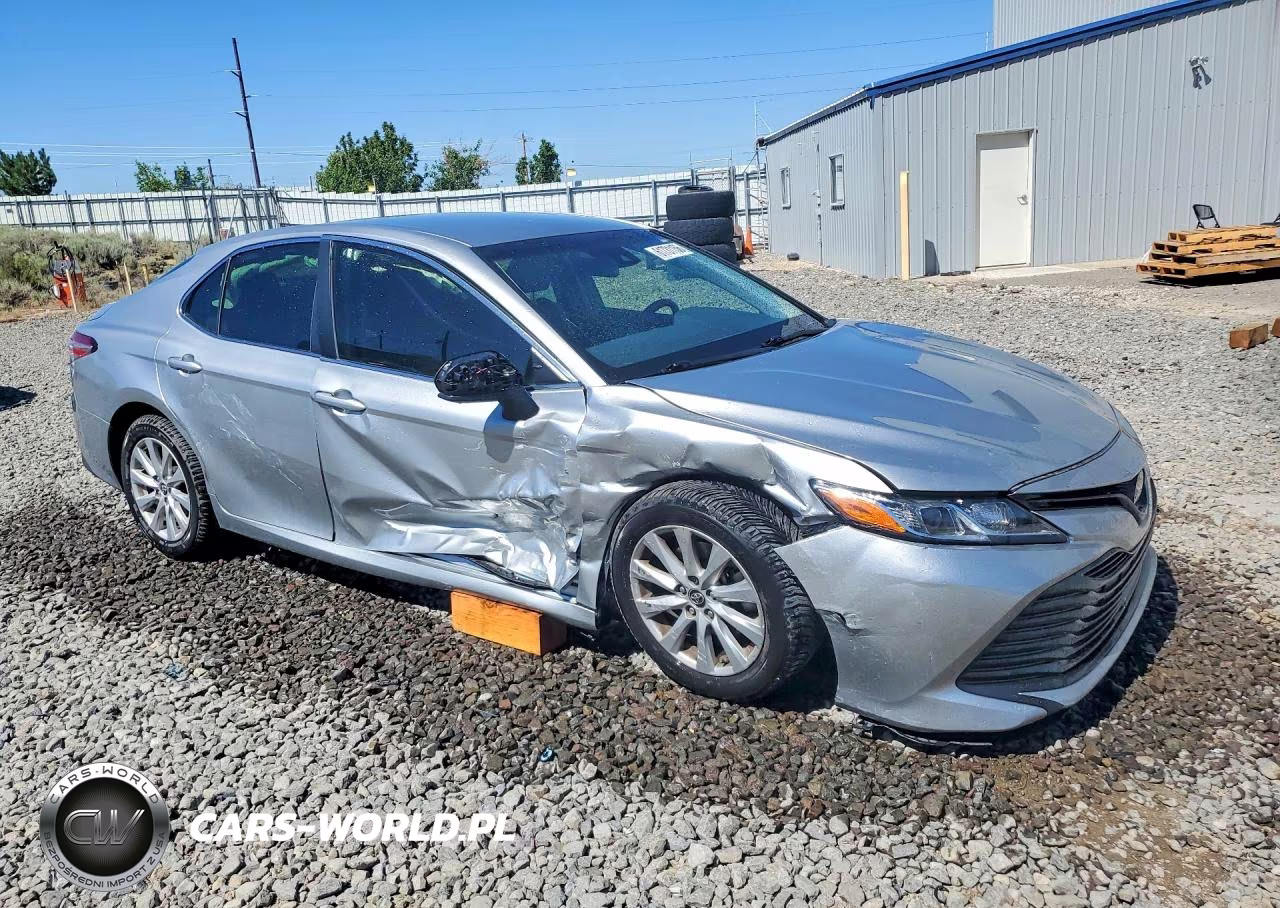 2018 Toyota Camry Le VIN:JTNB11HK4J3038943 - 4
