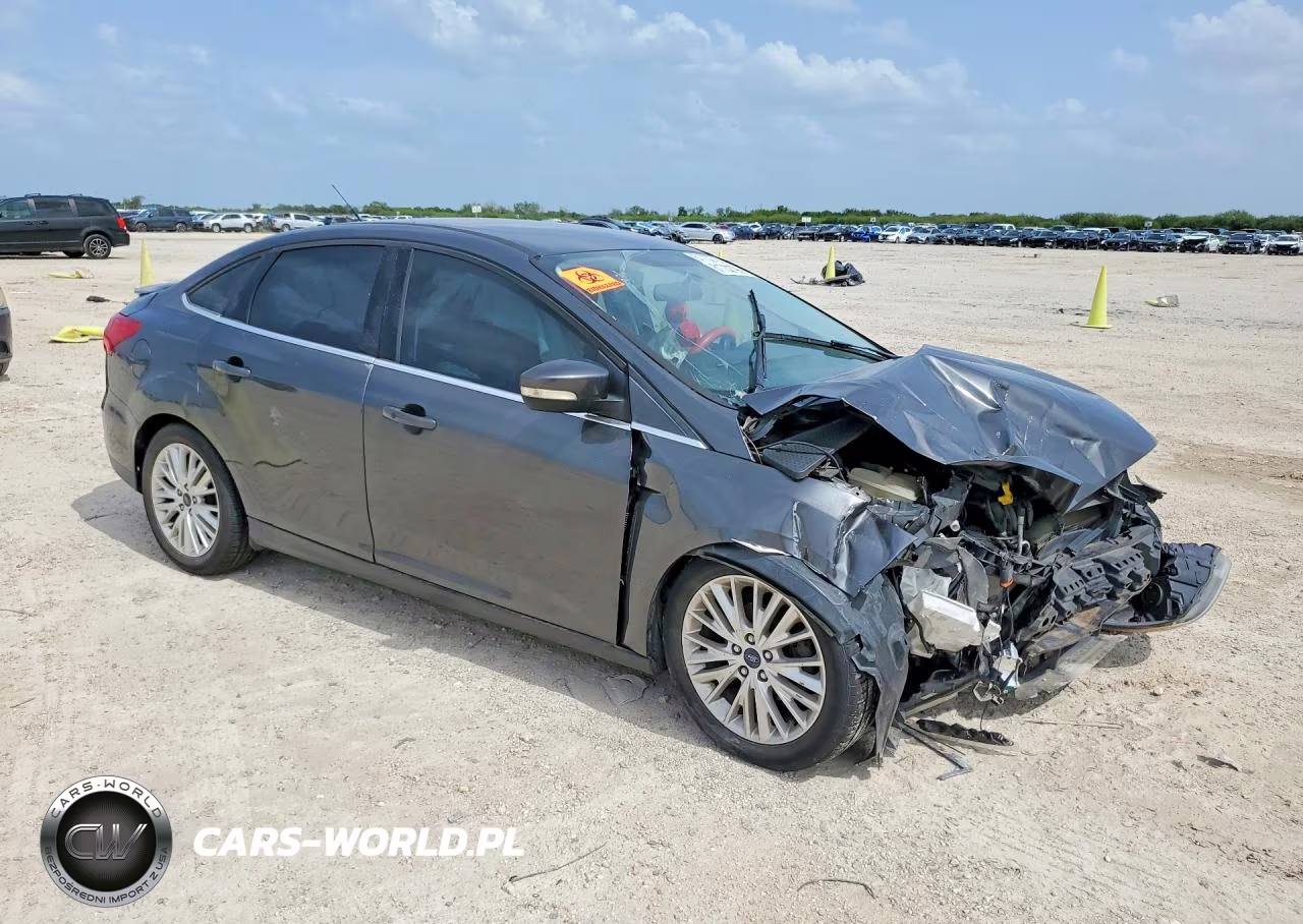 2016 Ford Focus Titanium VIN:1FADP3J28GL367287 - 4