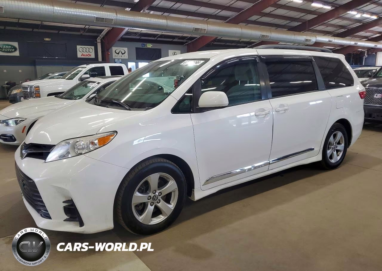 2018 Toyota Sienna Le – zdjęcie 1 z 13
