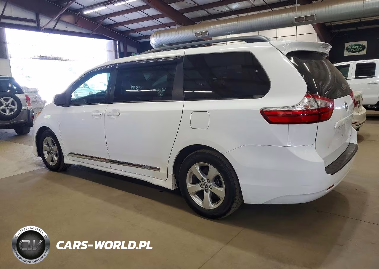 2018 Toyota Sienna Le VIN:5TDKZ3DC1JS944814 - 2