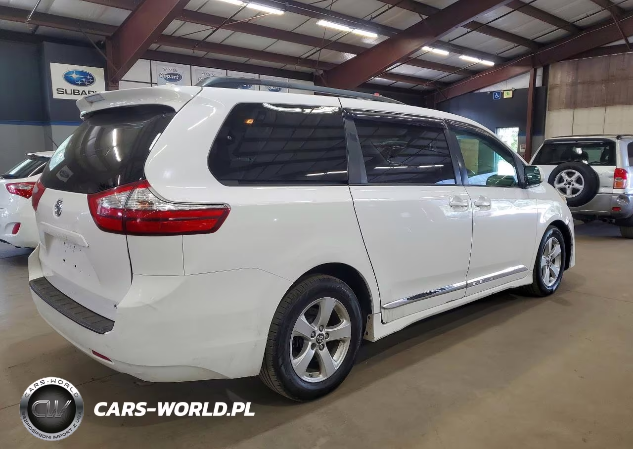 2018 Toyota Sienna Le VIN:5TDKZ3DC1JS944814 - 3