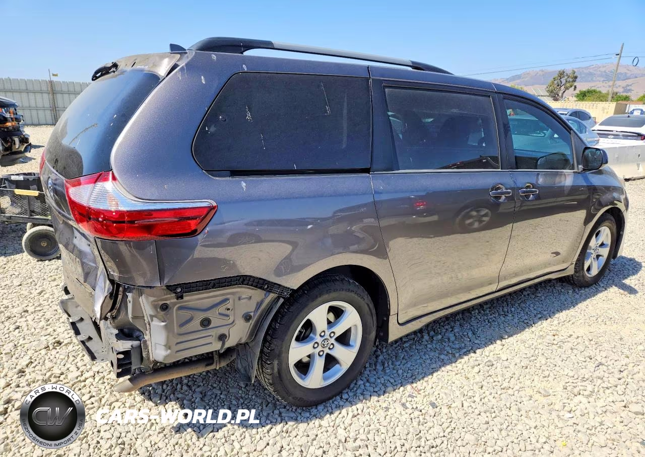 2018 Toyota Sienna Le VIN:5TDKZ3DC9JS920616 - 3