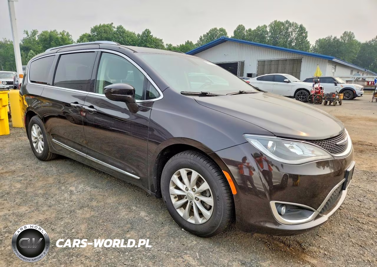 2018 Chrysler Pacifica Touring L VIN:2C4RC1BG3JR126407 - 4