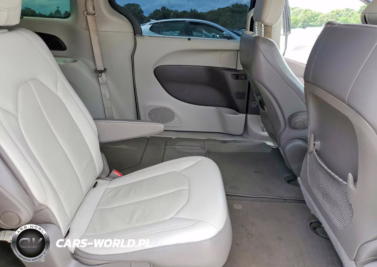 2018 Chrysler Pacifica Touring L VIN:2C4RC1BG8JR153831 - 11