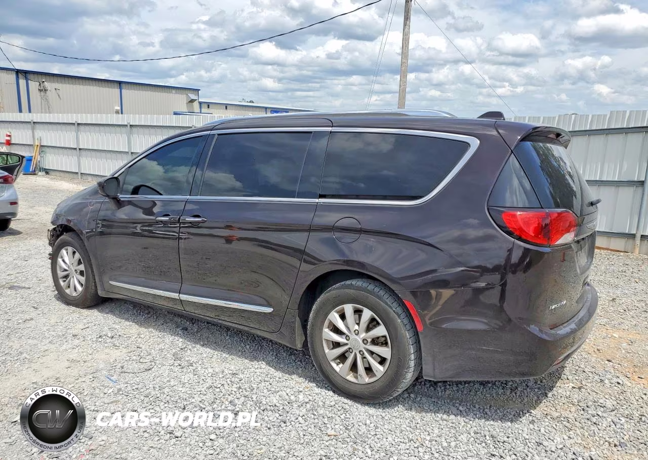 2018 Chrysler Pacifica Touring L VIN:2C4RC1BG8JR153831 - 2