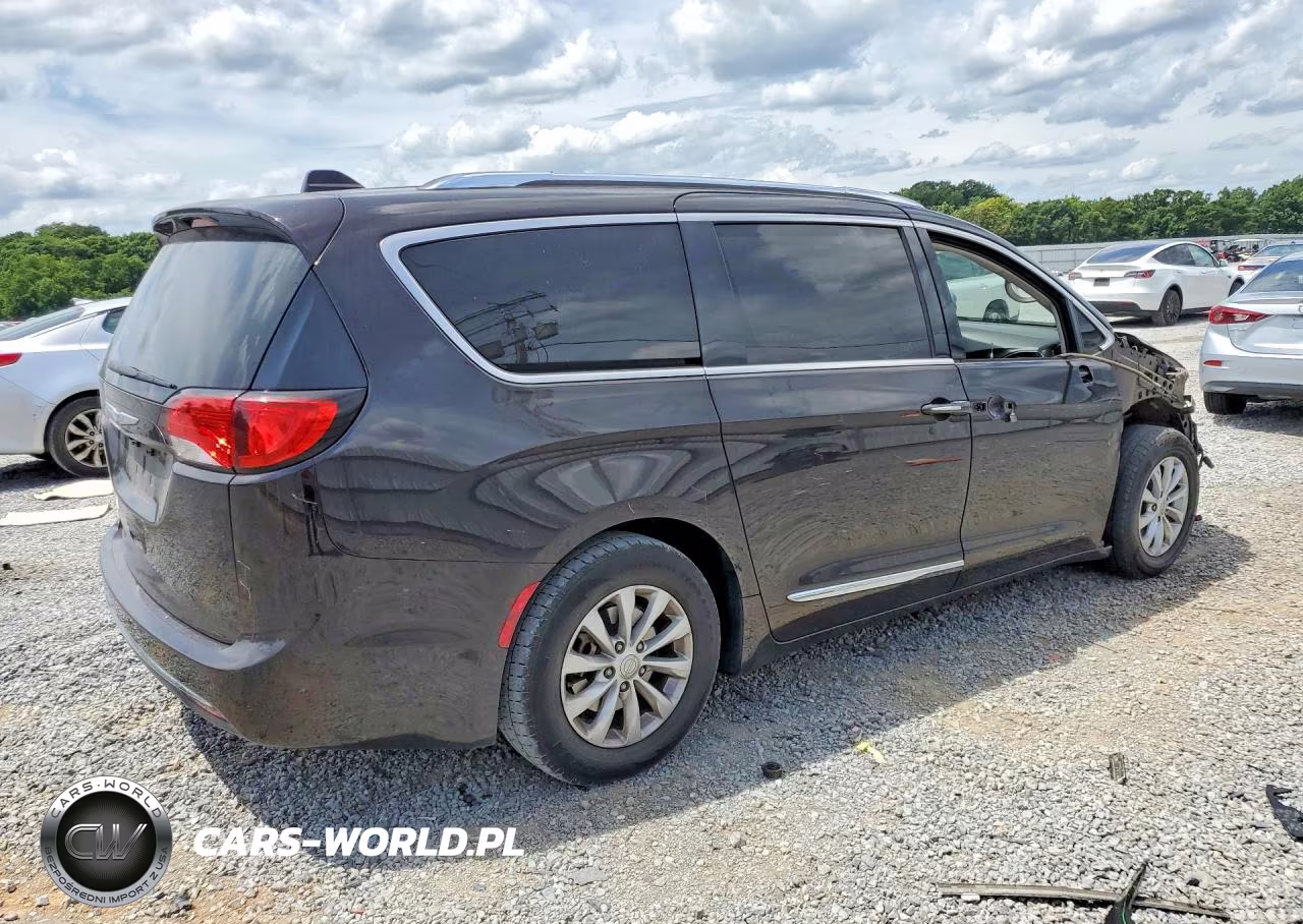 2018 Chrysler Pacifica Touring L VIN:2C4RC1BG8JR153831 - 3