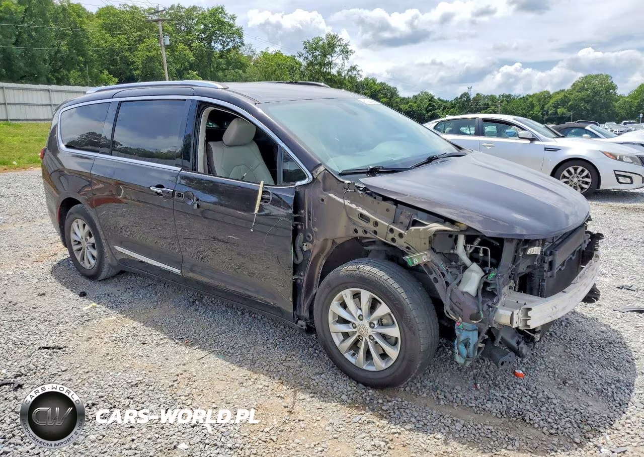 2018 Chrysler Pacifica Touring L VIN:2C4RC1BG8JR153831 - 4