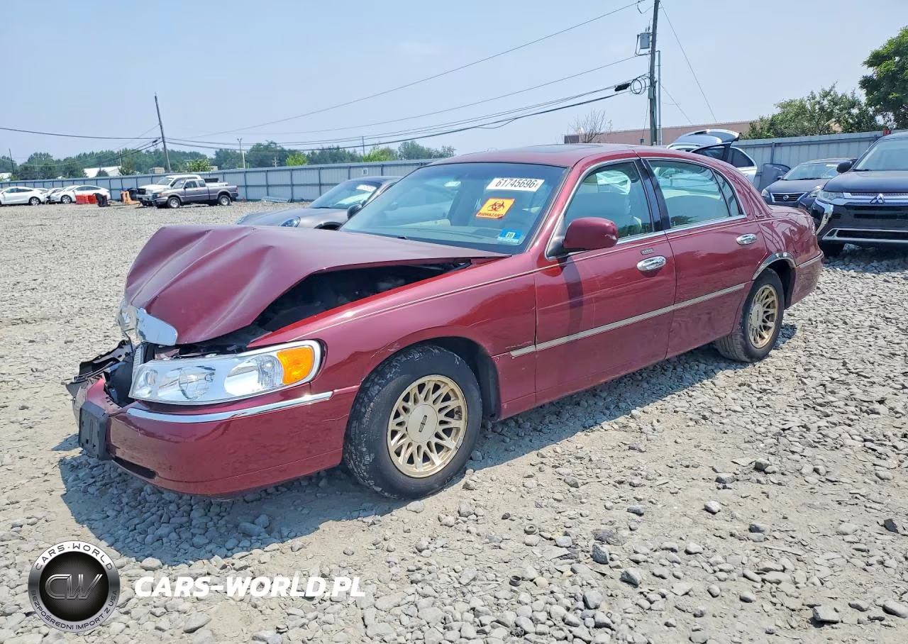 1999 Lincoln Town Car Signature