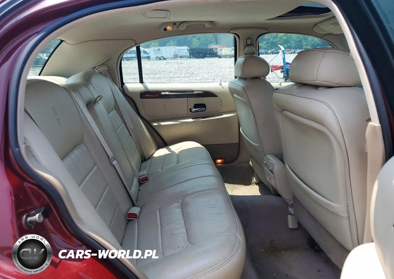 1999 Lincoln Town Car Signature VIN:1LNHM82W8XY675402 - 10