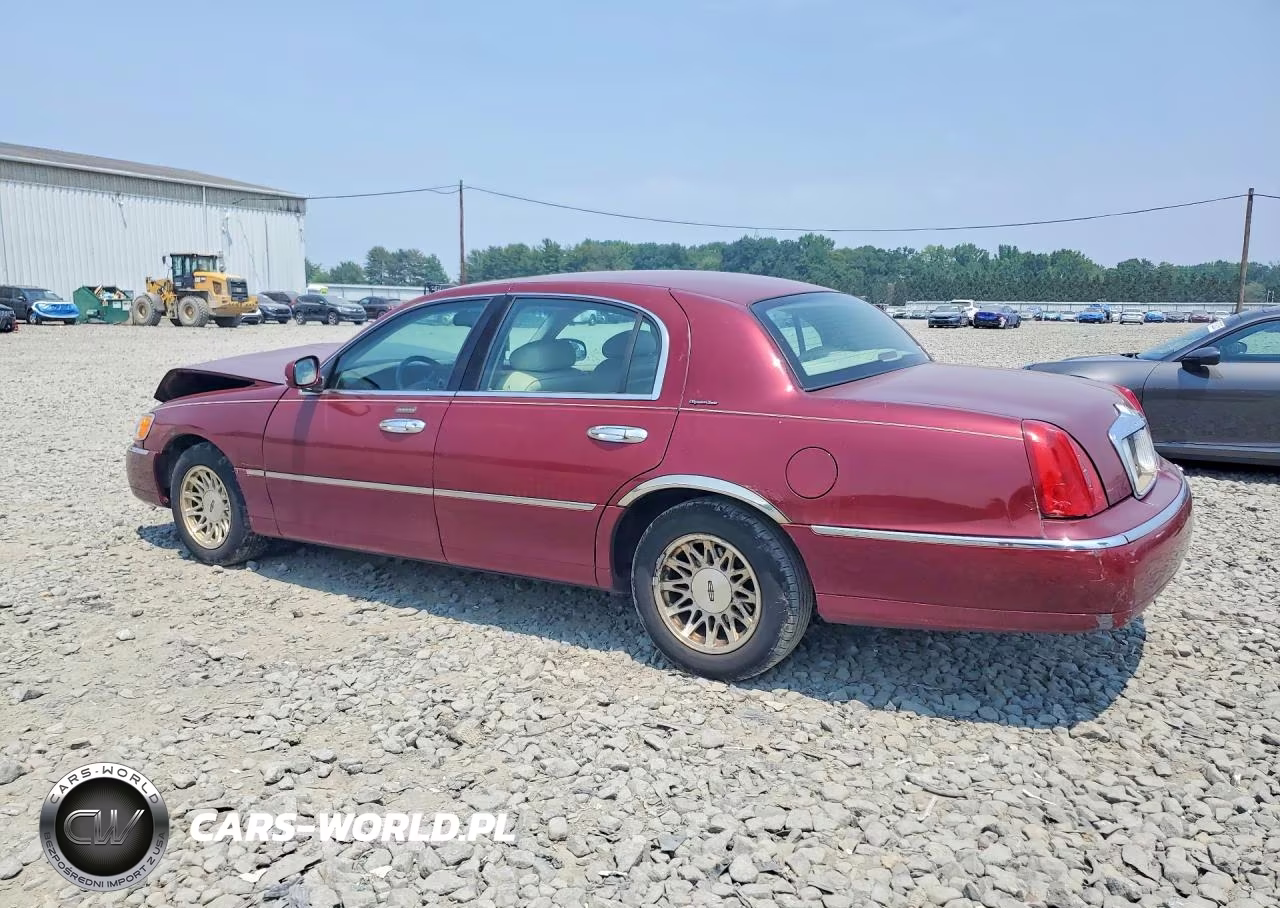 1999 Lincoln Town Car Signature VIN:1LNHM82W8XY675402 - 2