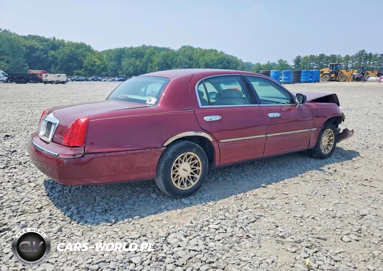 1999 Lincoln Town Car Signature VIN:1LNHM82W8XY675402 - 3