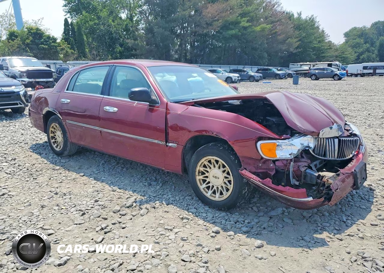 1999 Lincoln Town Car Signature VIN:1LNHM82W8XY675402 - 4