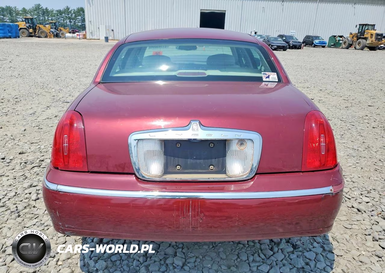 1999 Lincoln Town Car Signature VIN:1LNHM82W8XY675402 - 6