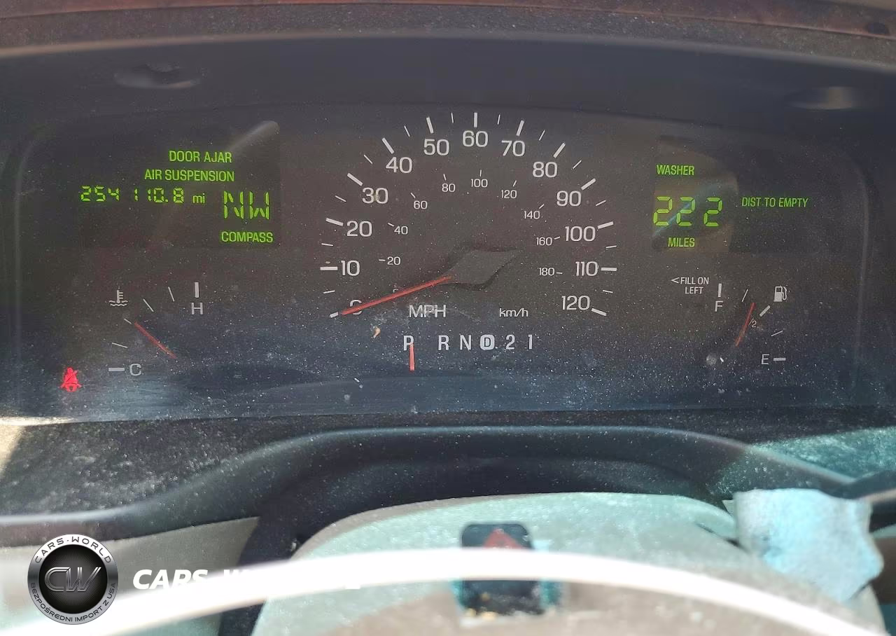 1999 Lincoln Town Car Signature VIN:1LNHM82W8XY675402 - 9