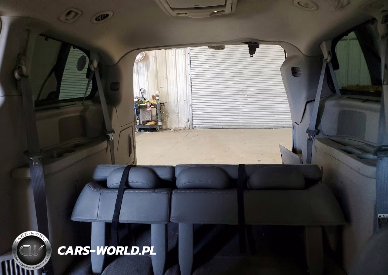 2008 Chrysler Town & Country Touring VIN:2A8HR54P68R818968 - 10