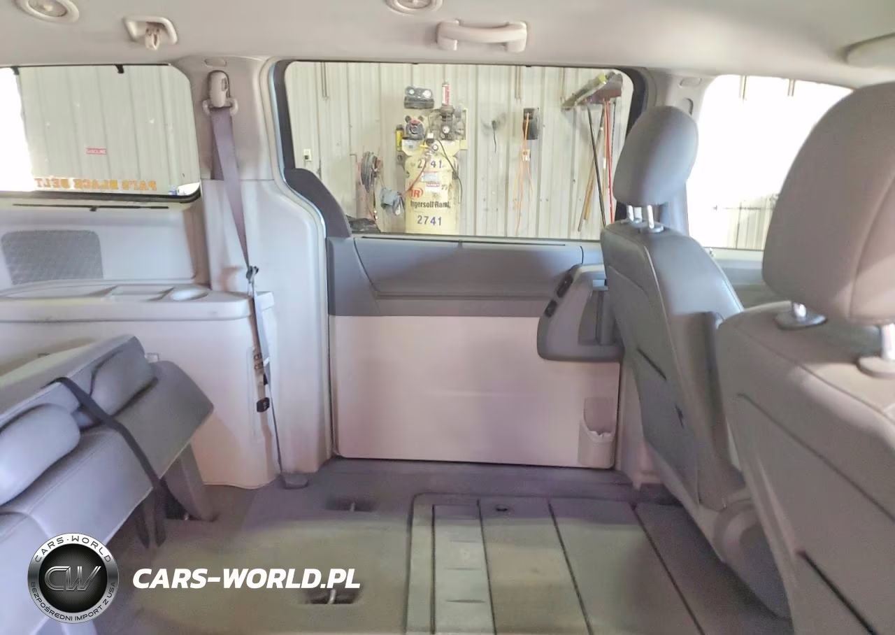 2008 Chrysler Town & Country Touring VIN:2A8HR54P68R818968 - 11