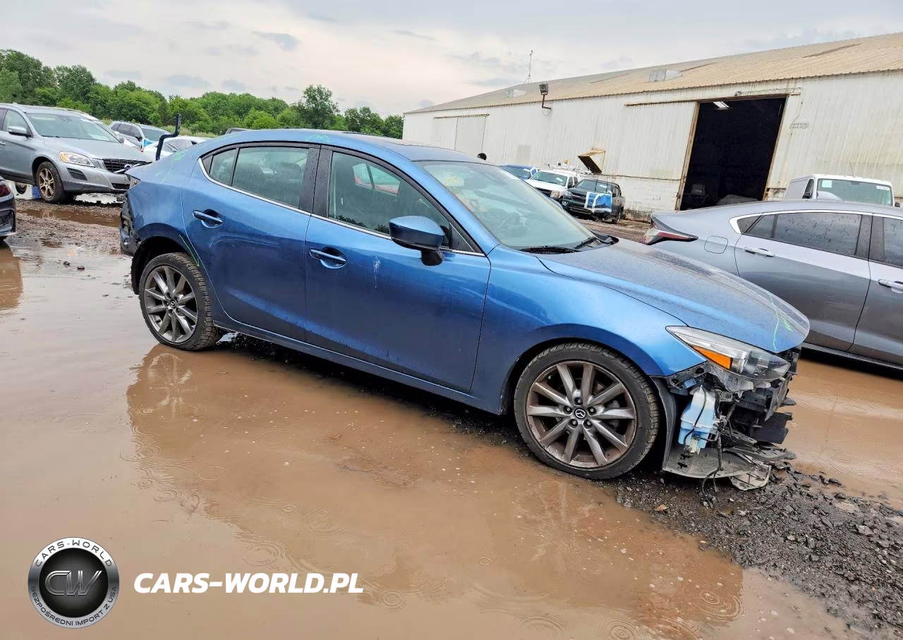 2018 Mazda 3 Touring VIN:3MZBN1V32JM193587 - 4