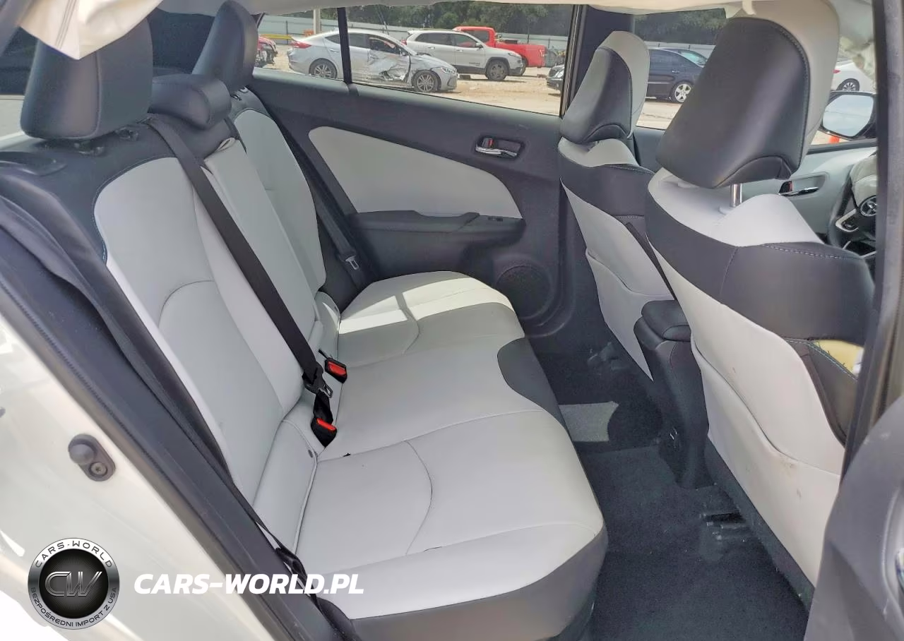2018 Toyota Prius Four VIN:JTDKARFU3J3064165 - 10