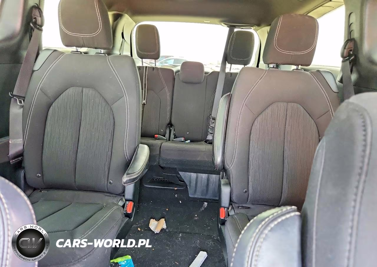 2018 Chrysler Pacifica Touring Plus VIN:2C4RC1FG1JR357848 - 10