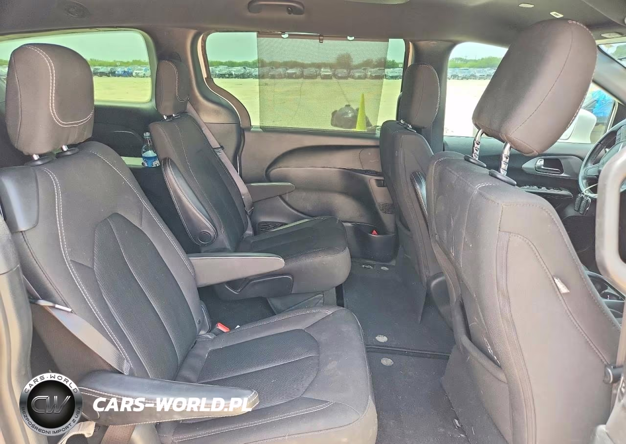 2018 Chrysler Pacifica Touring Plus VIN:2C4RC1FG1JR357848 - 11