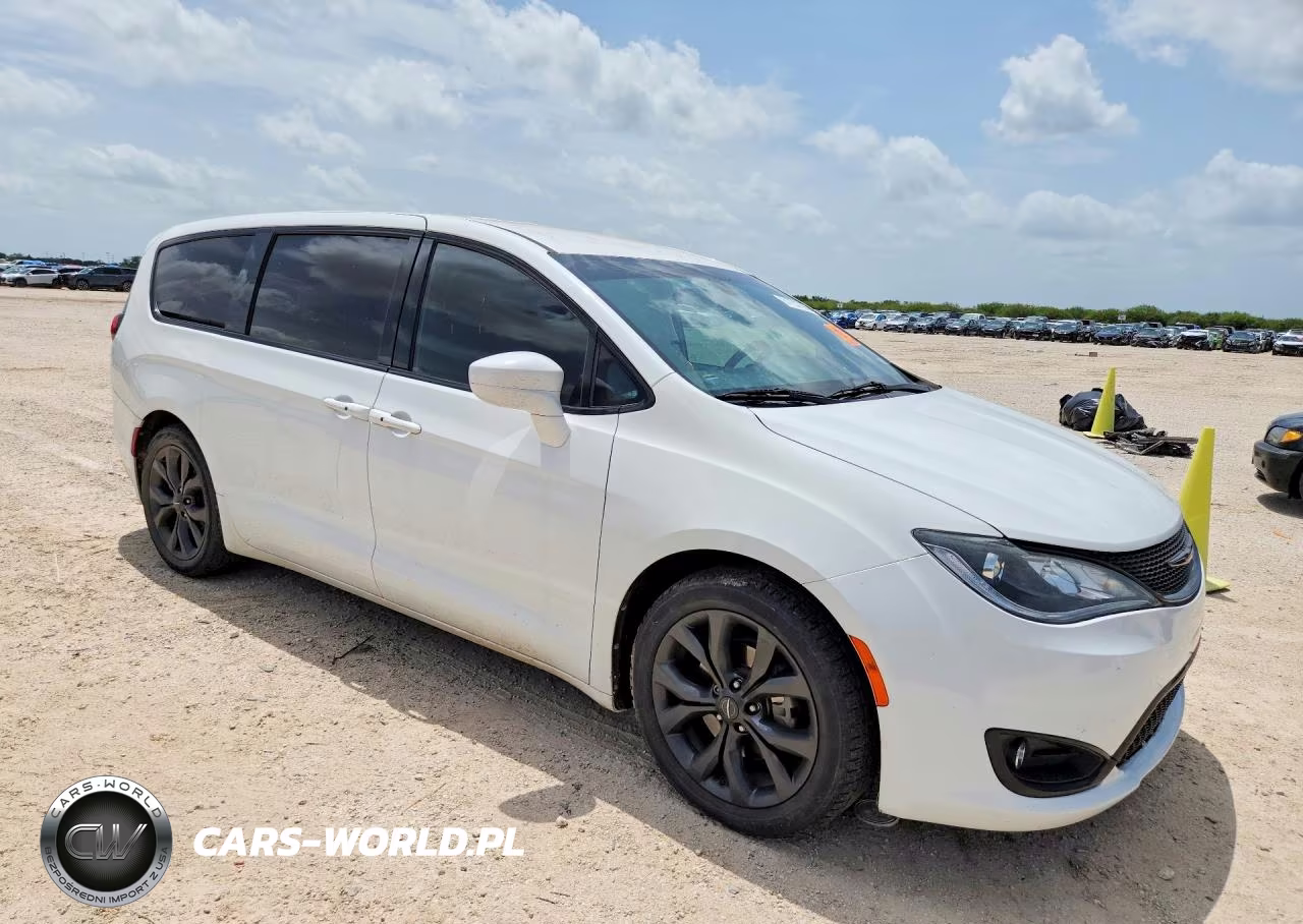2018 Chrysler Pacifica Touring Plus VIN:2C4RC1FG1JR357848 - 4