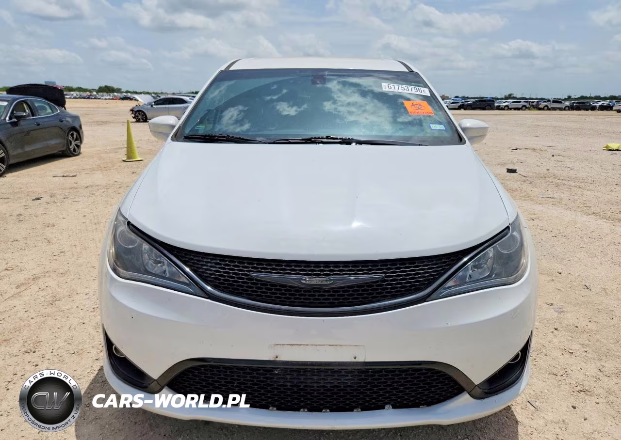 2018 Chrysler Pacifica Touring Plus VIN:2C4RC1FG1JR357848 - 5