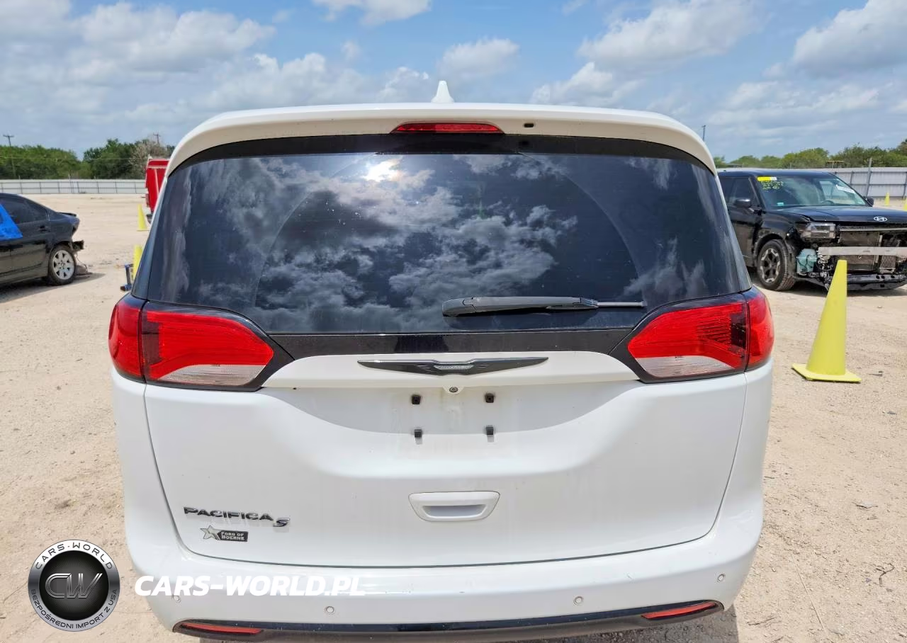 2018 Chrysler Pacifica Touring Plus VIN:2C4RC1FG1JR357848 - 6