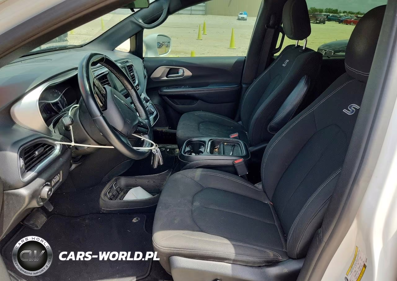 2018 Chrysler Pacifica Touring Plus VIN:2C4RC1FG1JR357848 - 7